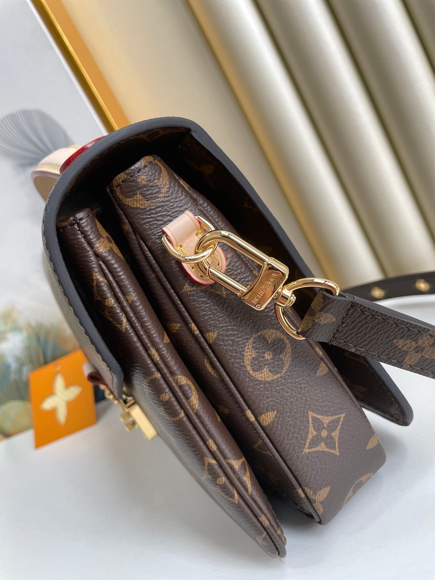 LV POCHETTE MÉTIS